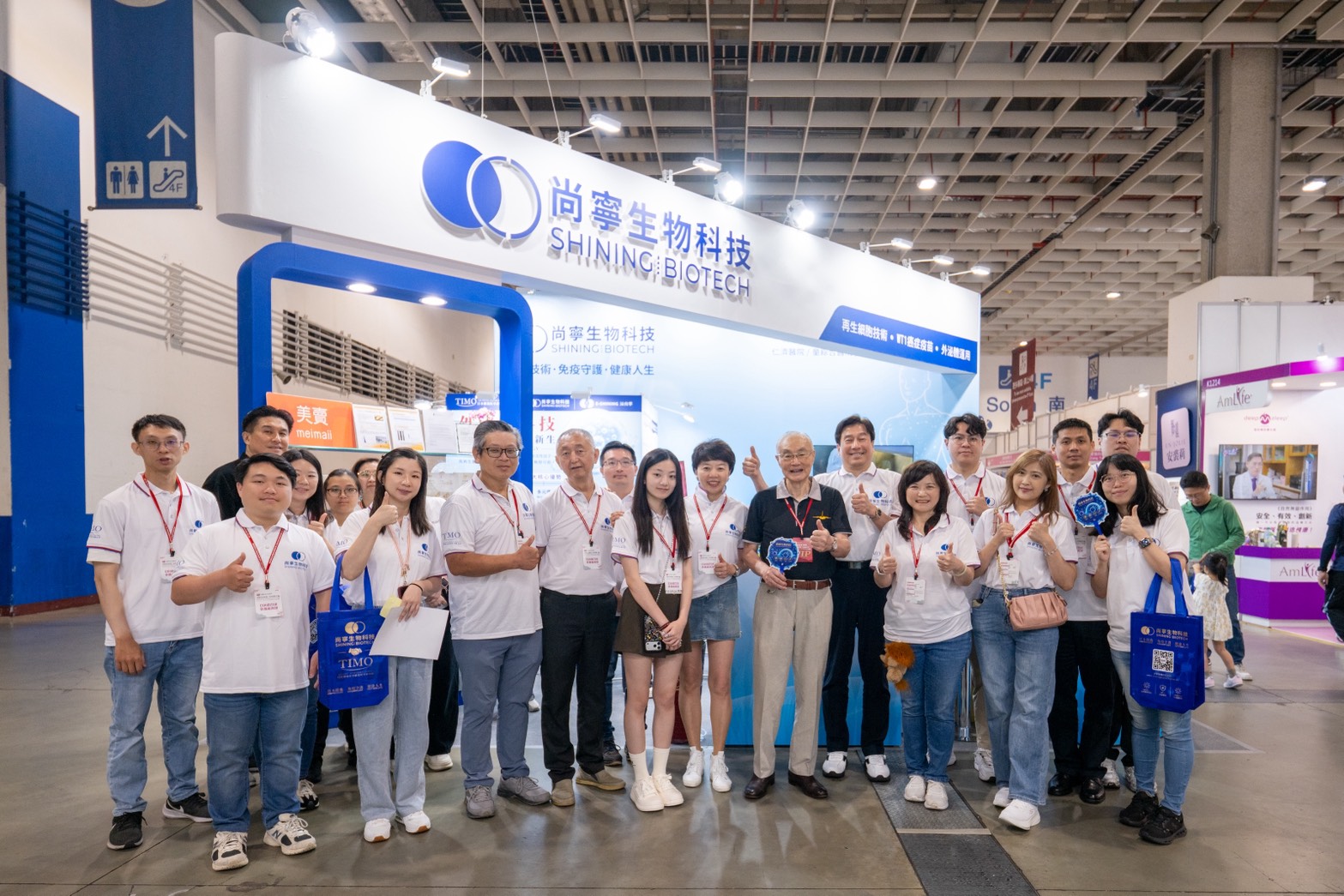 2026亞洲生技大展中，前國防部部長暨退輔會主委馮世寬將軍與尚寧生技林興瑞董事長率領團隊合影(圖/尚寧生技提供)