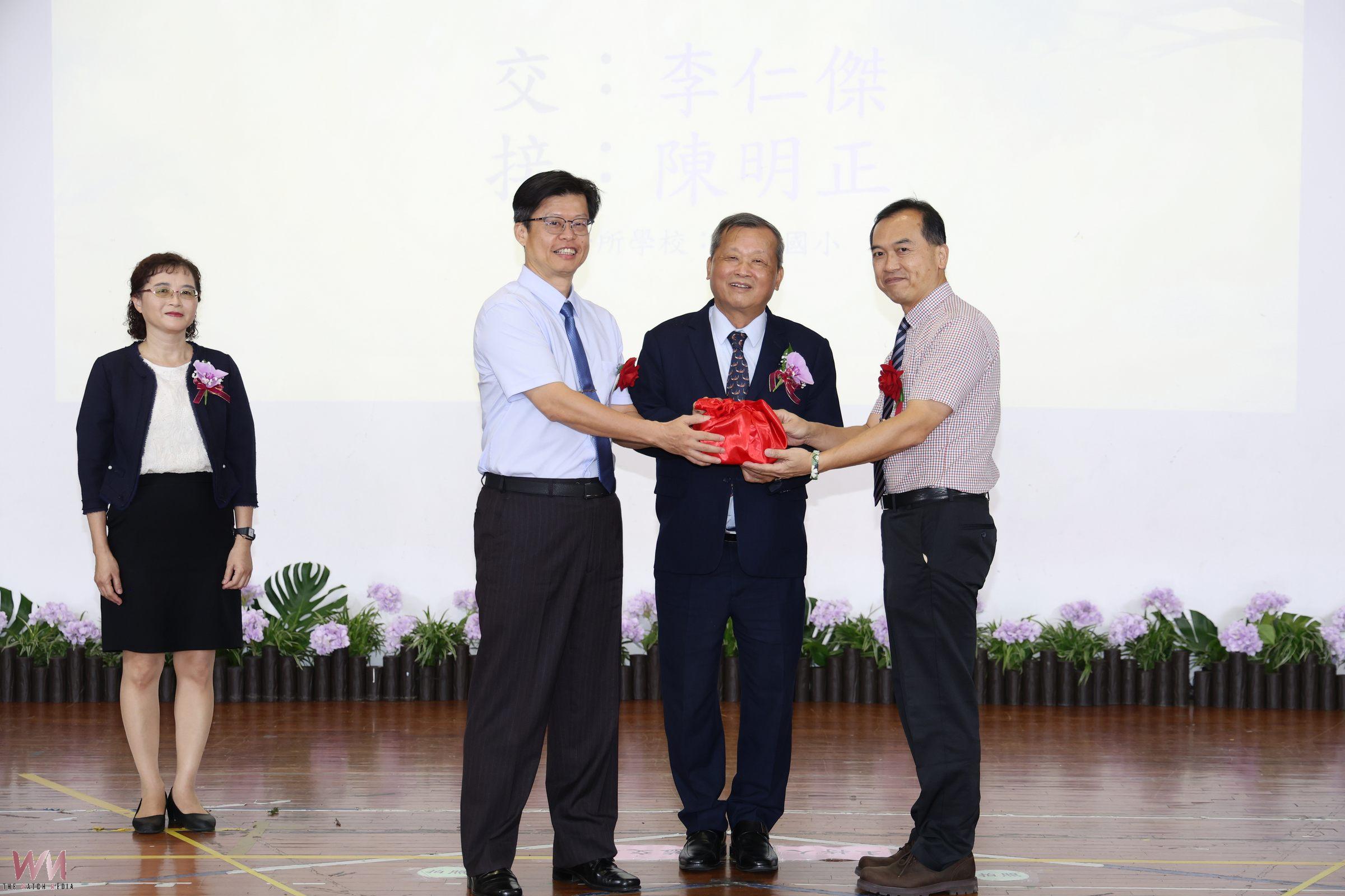副縣長王瑞德主持32位校長交接典禮　攜手打造優質教育環 - https://www.watchmedia01.com