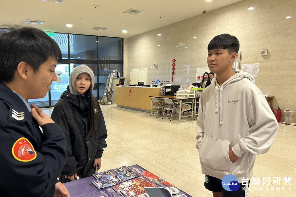 國軍招募中心於社宅設置宣導攤位,安排專人提供一對一諮詢服務。