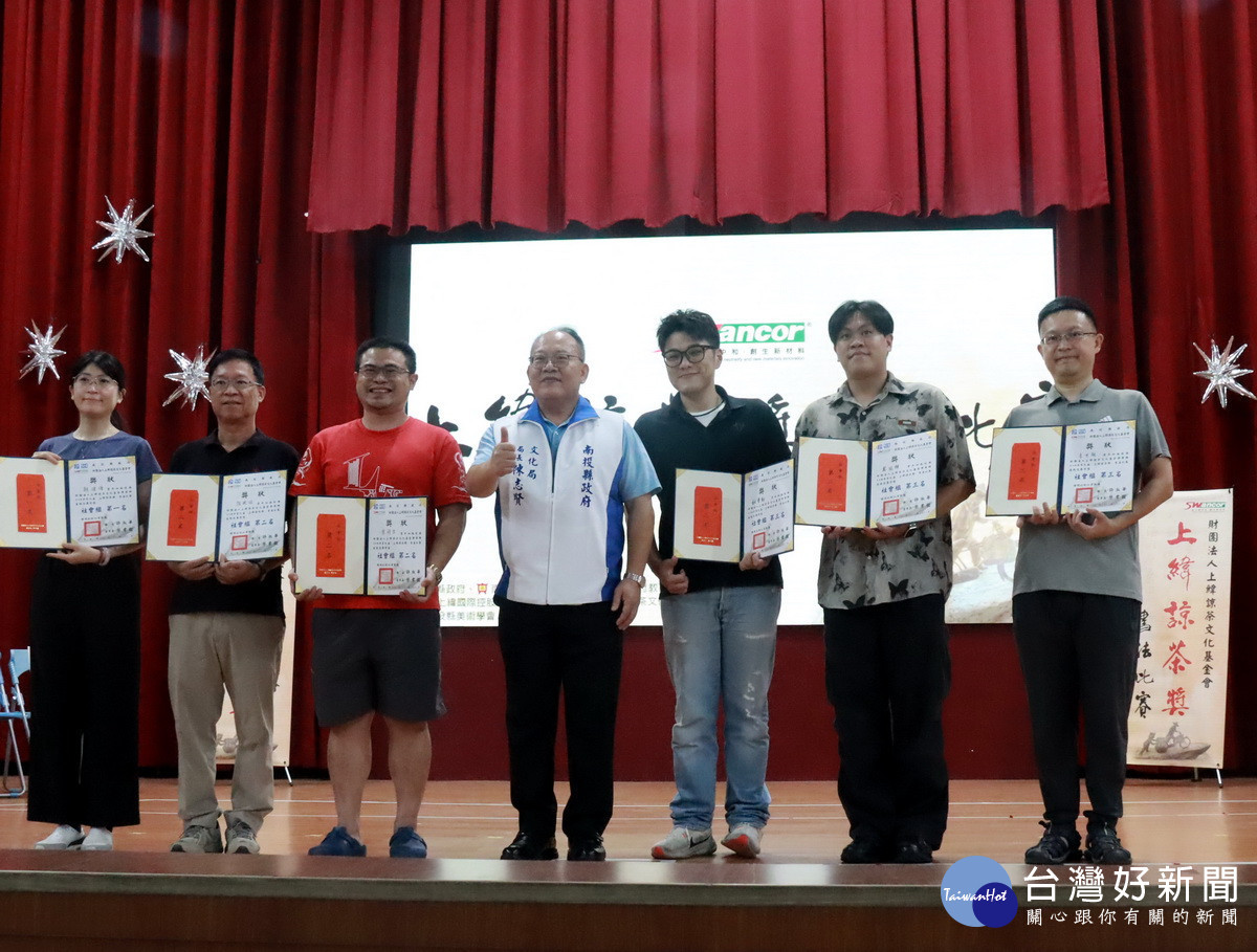 文化局長陳志賢為社會組頒獎。（記者扶小萍攝）