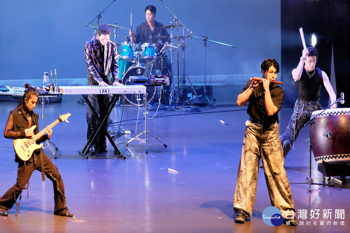 Cross Metal手合鐵鼓樂團行前演出。<br /><br />