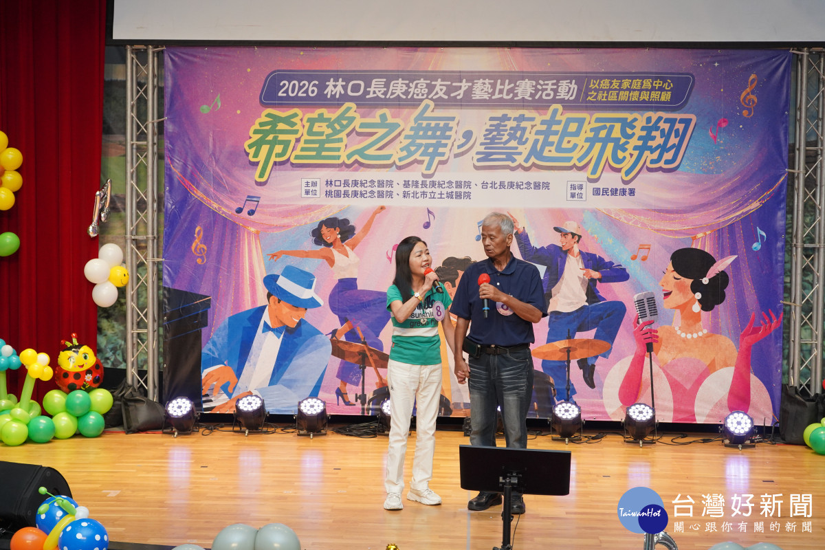 口腔癌病友(右一)明鑑克服化放療與友人共唱三生石
