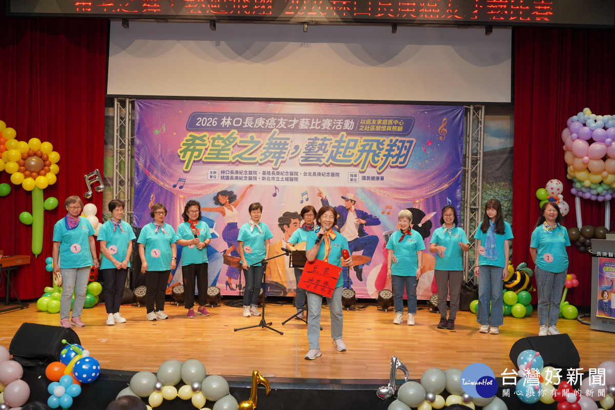 乳癌病友彩霞(中間)帶領心靈花園以多種樂器演出,傳遞力量給所有治療中癌友