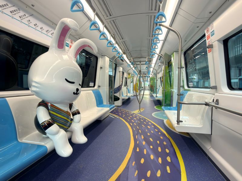 《圖說》原住民主題車廂內裝。〈捷運局提供〉