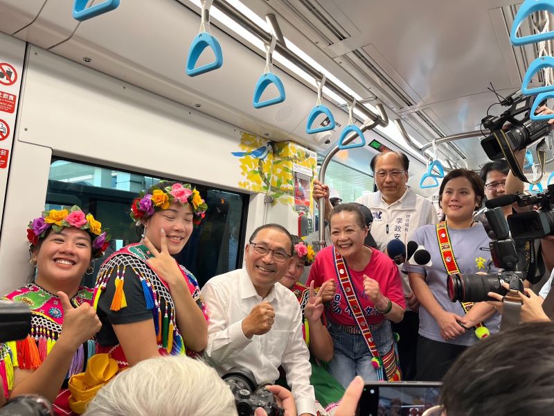 《圖說》三鶯線彩繪列車原民主題開箱。〈捷運局提供〉