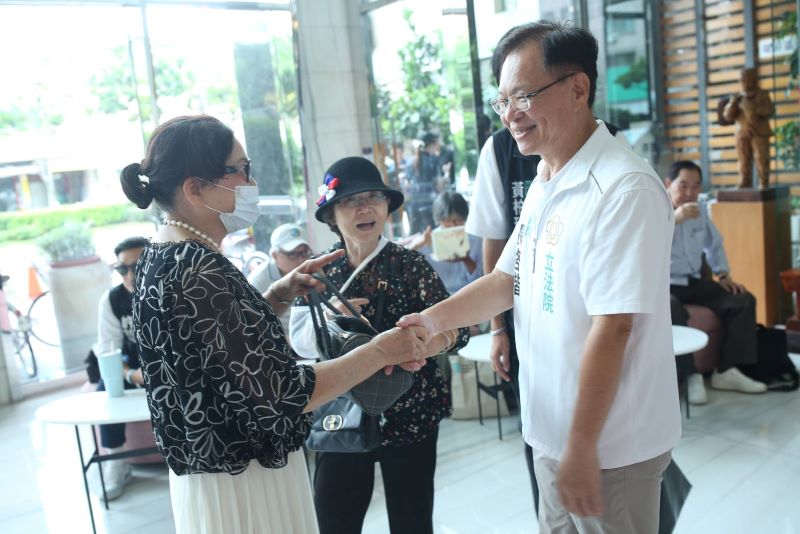 嘉義論壇聚焦地方治理 張啓楷力推輕軌 青年就業與長照 32 《圖說》民眾熱情與張啓楷互動。〈主辦單位提供〉