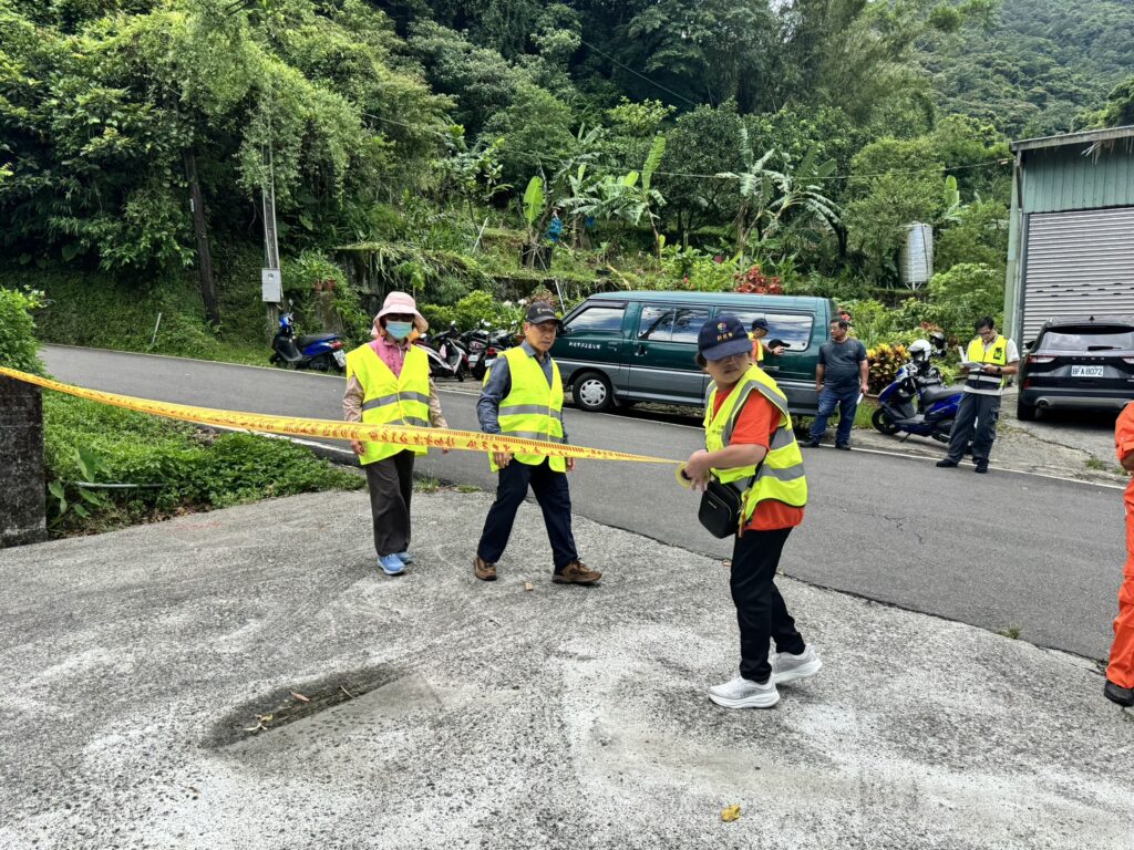 強化社區自主防災韌性 新北汐止茄苳里辦理土石流實作演練 22 %E6%9C%AC%E6%AC%A1%E6%BC%94%E7%B7%B4%E4%BB%A5%E9%87%8C%E9%95%B7%E3%80%81%E9%98%B2%E7%81%BD%E7%B7%A8%E7%B5%84%E5%8F%8A%E7%A4%BE%E5%8D%80%E5%B1%85%E6%B0%91%E7%82%BA%E4%B8%BB%E9%AB%94%EF%BC%8C%E7%B5%90%E5%90%88%E5%85%AC%E9%83%A8%E9%96%80%E5%B0%88%E6%A5%AD%E6%94%AF%E6%8F%B4%EF%BC%8C%E6%A8%A1%E6%93%AC%E8%B1%AA%E9%9B%A8%E6%9C%9F%E9%96%93%E5%90%84%E9%A0%85%E7%81%BD%E5%AE%B3%E6%87%89%E8%AE%8A%E6%83%85%E5%A2%83%EF%BC%8C%E5%9C%96%E7%82%BA%E8%A8%AD%E7%BD%AE%E8%AD%A6%E6%88%92%E7%B7%9A