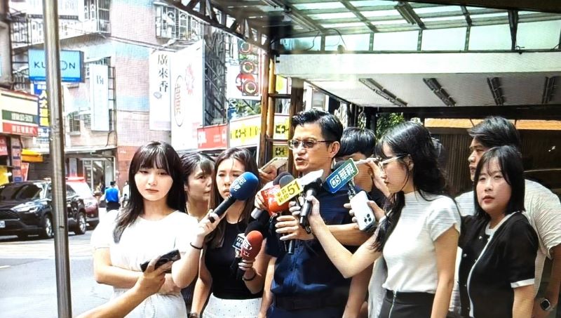 男攜疑似危險物闖議長服務處 新莊警迅速制伏帶回偵辦 51 《圖說》新莊分局長陳保緒現場說明案由。〈新莊分局提供〉