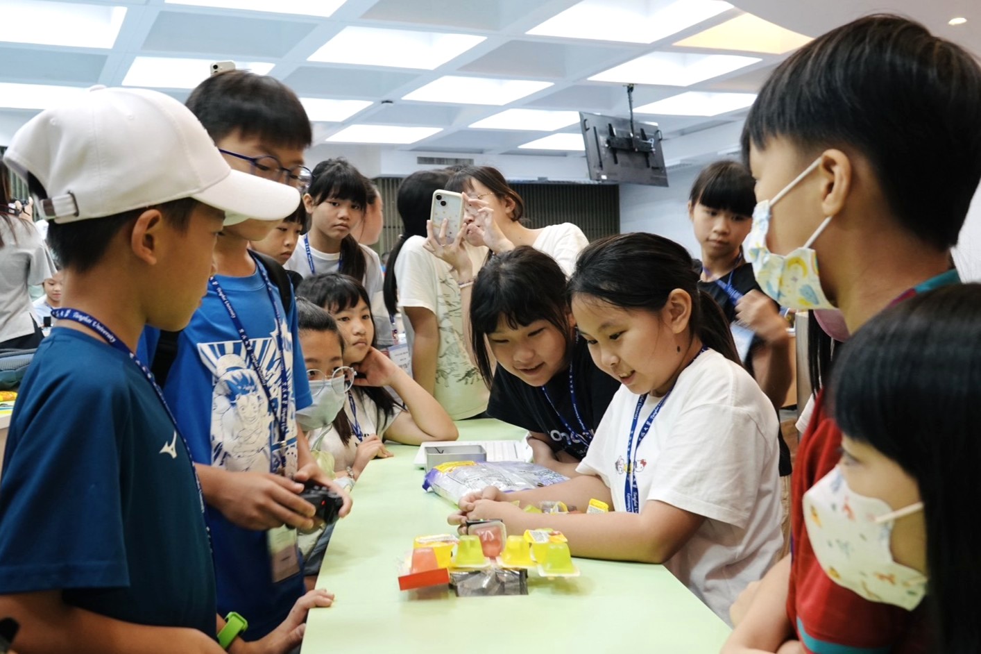 培育偏鄉AI小超人 「2026 AI超人夏令營」160名學童沉浸式學習 62 %E5%9C%96%E8%AA%AA%E4%BA%8C%EF%BC%8C%E4%BB%8A%E5%B9%B4%E5%85%B1160%E5%90%8D%E5%AD%B8%E7%AB%A5%E9%80%B2%E5%85%A5%E6%9D%B1%E6%B5%B7%E5%A4%A7%E5%AD%B8%EF%BC%8C%E5%B1%95%E9%96%8BAI%E3%80%81STEAM%E6%95%99%E8%82%B2%E5%8F%8A%E8%87%AA%E7%84%B6%E6%8E%A2%E7%B4%A2%E7%AD%89%E9%AB%94%E9%A9%97%E5%BC%8F%E5%AD%B8%E7%BF%92%EF%BC%8C%E8%AE%93%E5%AD%A9