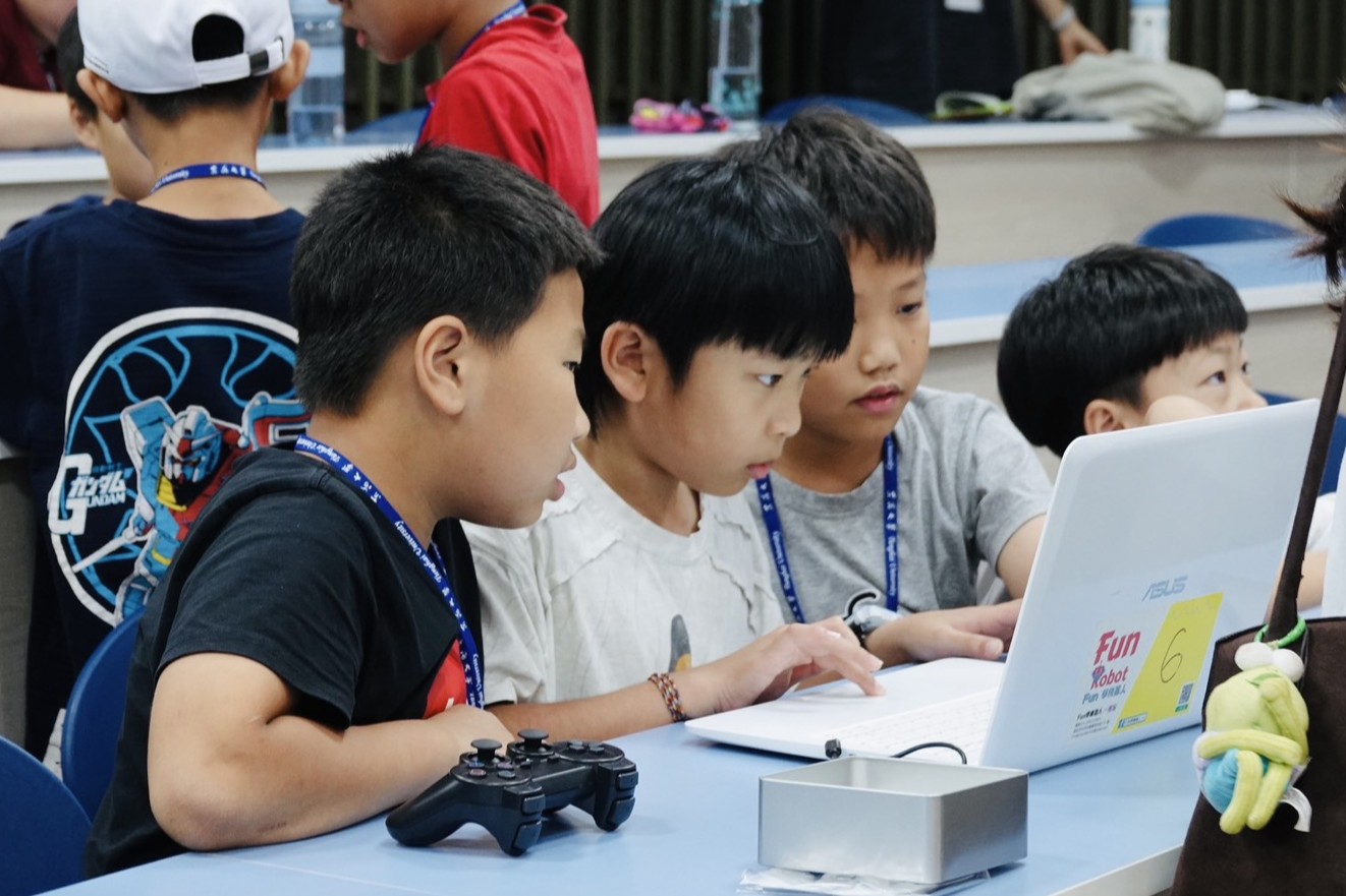 培育偏鄉AI小超人 「2026 AI超人夏令營」160名學童沉浸式學習 63 %E5%9C%96%E8%AA%AA%E4%B8%83%EF%BC%8C%E6%9C%9F%E5%BE%85%E5%AD%A9%E5%AD%90%E9%9B%A2%E9%96%8B%E7%87%9F%E9%9A%8A%E6%99%82%EF%BC%8C%E5%B8%B6%E5%9B%9E%E5%AE%B6%E7%9A%84%E4%B8%8D%E5%8F%AA%E6%98%AF%E4%B8%80%E9%A0%85%E7%A7%91%E6%8A%80%E6%8A%80%E8%83%BD%EF%BC%8C%E6%9B%B4%E6%98%AF%E4%B8%80%E5%80%8B%E5%B1%AC%E6%96%BC%E8%87%AA%E5%B7%B1%E7%9A%84%E6%9C%AA%E4%BE%86