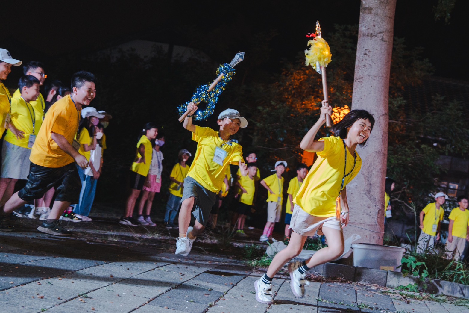 培育偏鄉AI小超人 「2026 AI超人夏令營」160名學童沉浸式學習 64 %E5%9C%96%E8%AA%AA%E4%B8%89%EF%BC%8C%E4%B8%8D%E5%8F%AA%E8%AE%93%E5%AD%A9%E5%AD%90%E6%8E%A5%E8%A7%B8AI%E7%A7%91%E6%8A%80%EF%BC%8C%E6%9B%B4%E8%AE%93%E4%BB%96%E5%80%91%E4%BD%8F%E9%80%B2%E5%A4%A7%E5%AD%B8%E6%A0%A1%E5%9C%92%EF%BC%8C%E8%88%87%E4%B8%8D%E5%90%8C%E5%9C%B0%E5%8D%80%E7%9A%84%E5%90%8C%E5%84%95%E5%85%B1%E5%90%8C%E5%AD%B8%E7%BF%92%E3%80%81%E7%94%9F