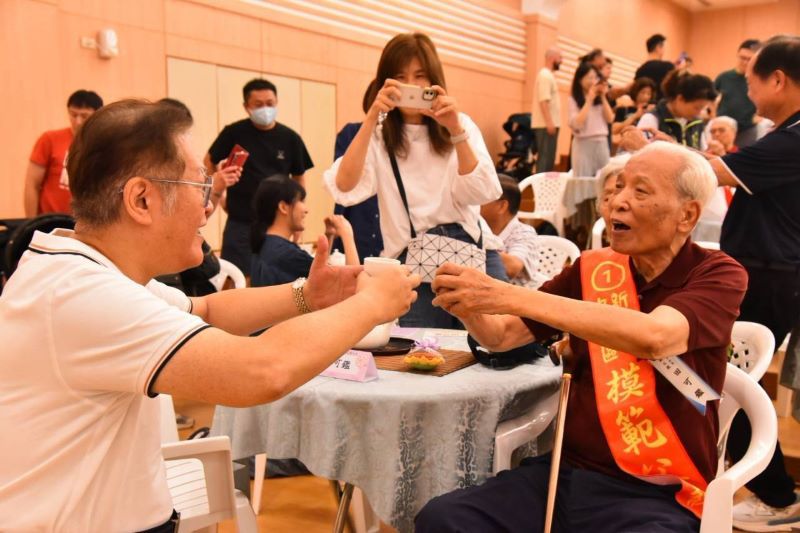 奉茶擁抱謝父恩 中和表揚模範父親溫馨真情感人 58 《圖說》中和區公所模範父親表揚大會奉茶孝親流露真情。〈中和區公所提供〉