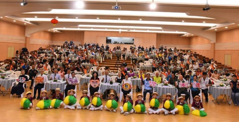 奉茶擁抱謝父恩 中和表揚模範父親溫馨真情感人 60 《圖說》中和區公所模範父親表揚大會合影。〈中和區公所提供〉