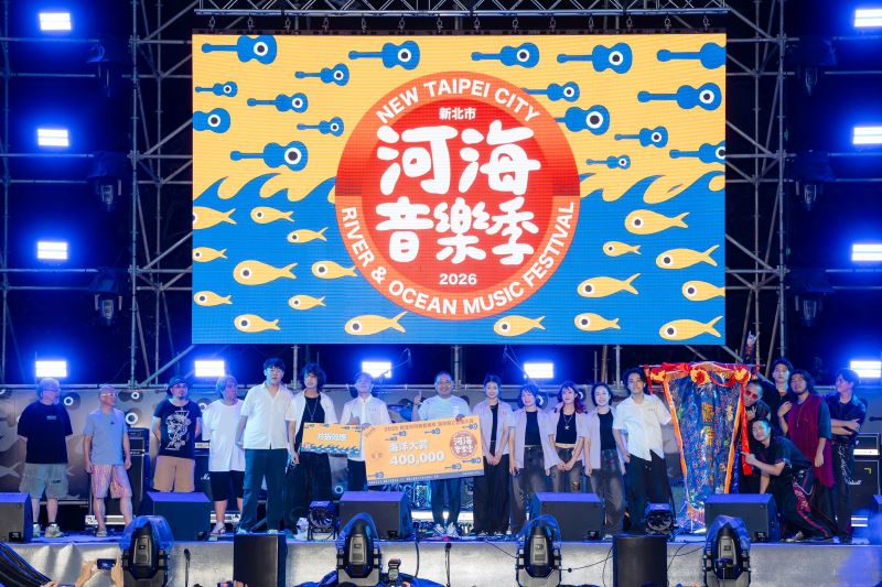 海洋獨立音樂大賞決賽揭曉 侯友宜頒獎嗨翻週末夏夜 56 《圖說》海洋獨立音樂大賞決賽最終由共振效應榮獲今年度「海洋大賞」。〈觀旅局提供〉