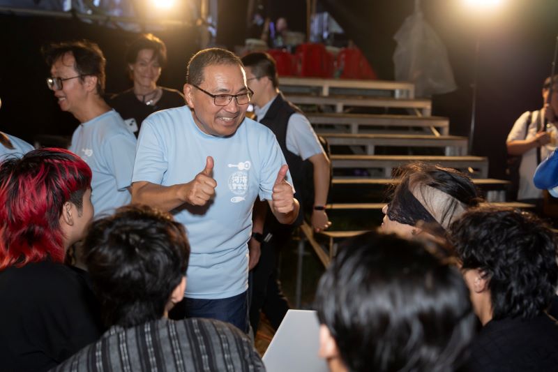海洋獨立音樂大賞決賽揭曉 侯友宜頒獎嗨翻週末夏夜 59 《圖說》侯友宜市長特別到後臺為參賽團體加油打氣。〈觀旅局提供〉