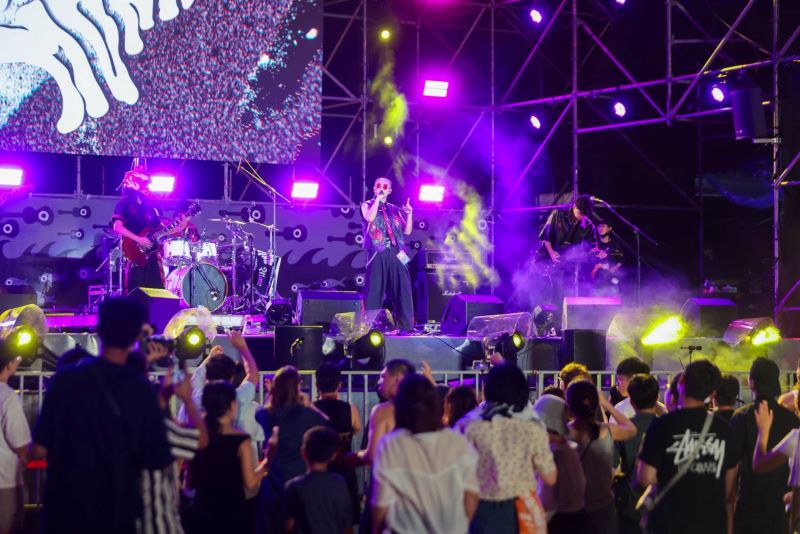 海洋獨立音樂大賞決賽揭曉 侯友宜頒獎嗨翻週末夏夜 60 《圖說》2026新北市河海音樂季貢寮場在福隆海水浴場打造限定的沙灘電音派對,讓民眾在沙灘上感受最奔放的夏日夜晚。〈觀旅局提供〉