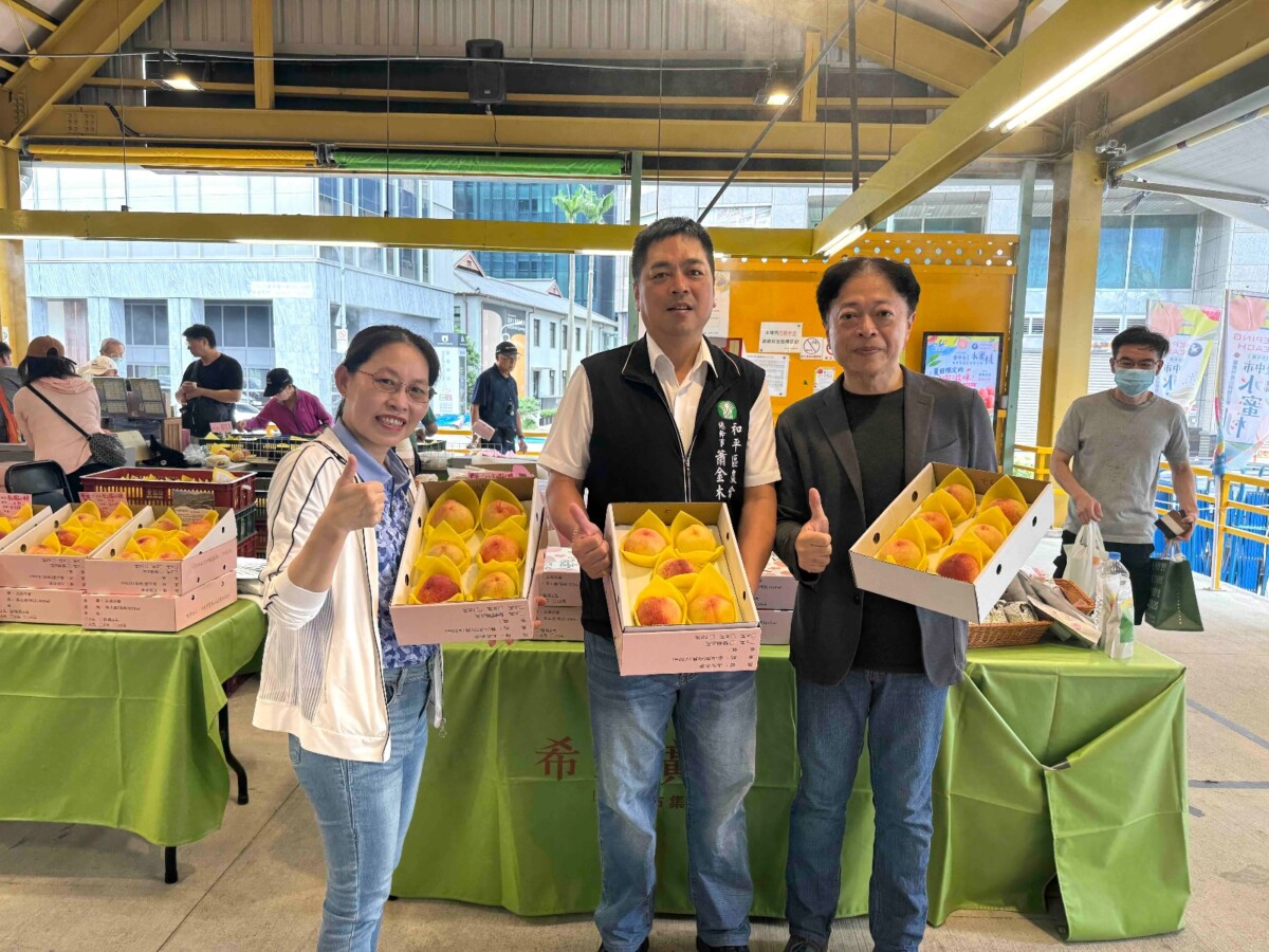 ▲梨山水蜜桃甜蜜北上，台中優質農產快閃希望廣場展售。(圖/記者顏淑娟翻攝)