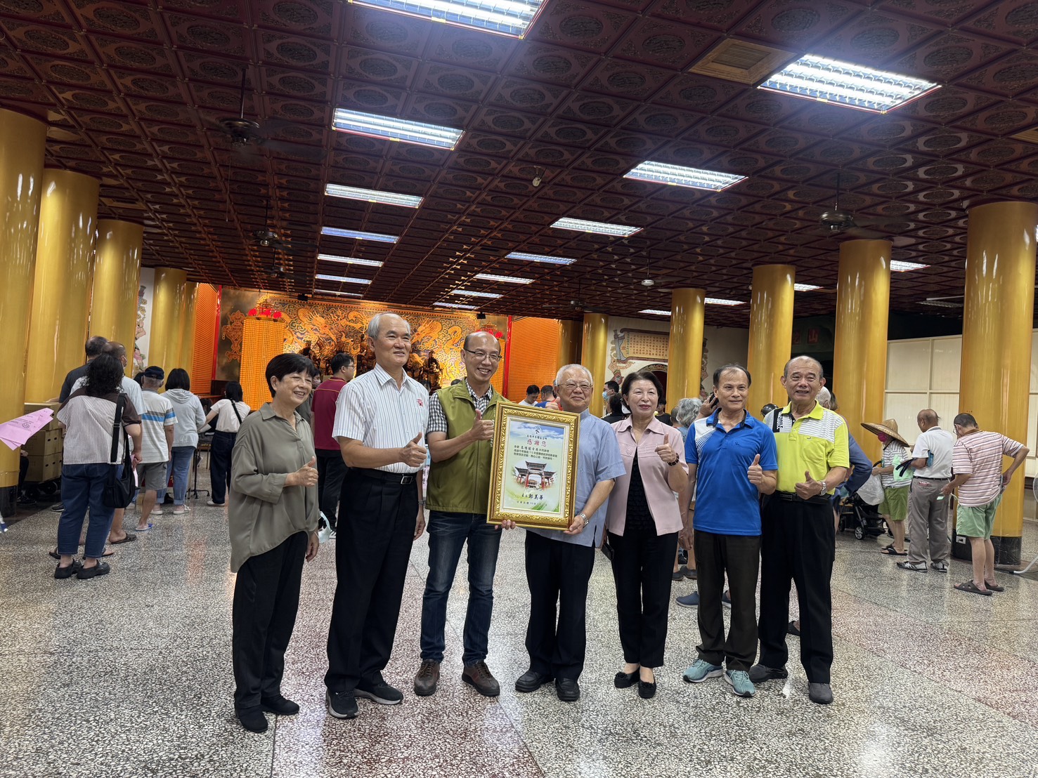 苓雅區公所攜手高雄關帝廟及台電,共同辦理關懷經濟弱勢家庭物資發放活動,傳遞社會溫暖