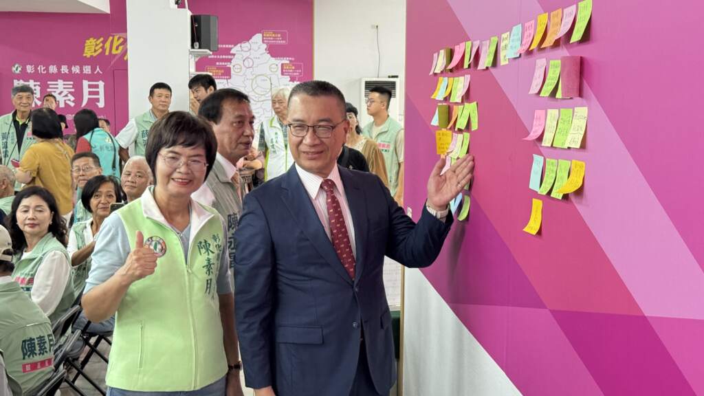 ▲民進黨提名彰化縣長候選人陳素月競選總部今日舉辦「彰化大團結 全力拚勝選」活動,民進黨秘書長徐國勇南下替陳素月及縣議員、鄉鎮市長提名候選人披掛彩帶,並呼籲黨內團結。(圖/記者林明佑攝)