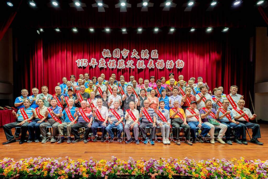 ▲蘇副市長與模範父親合影。
