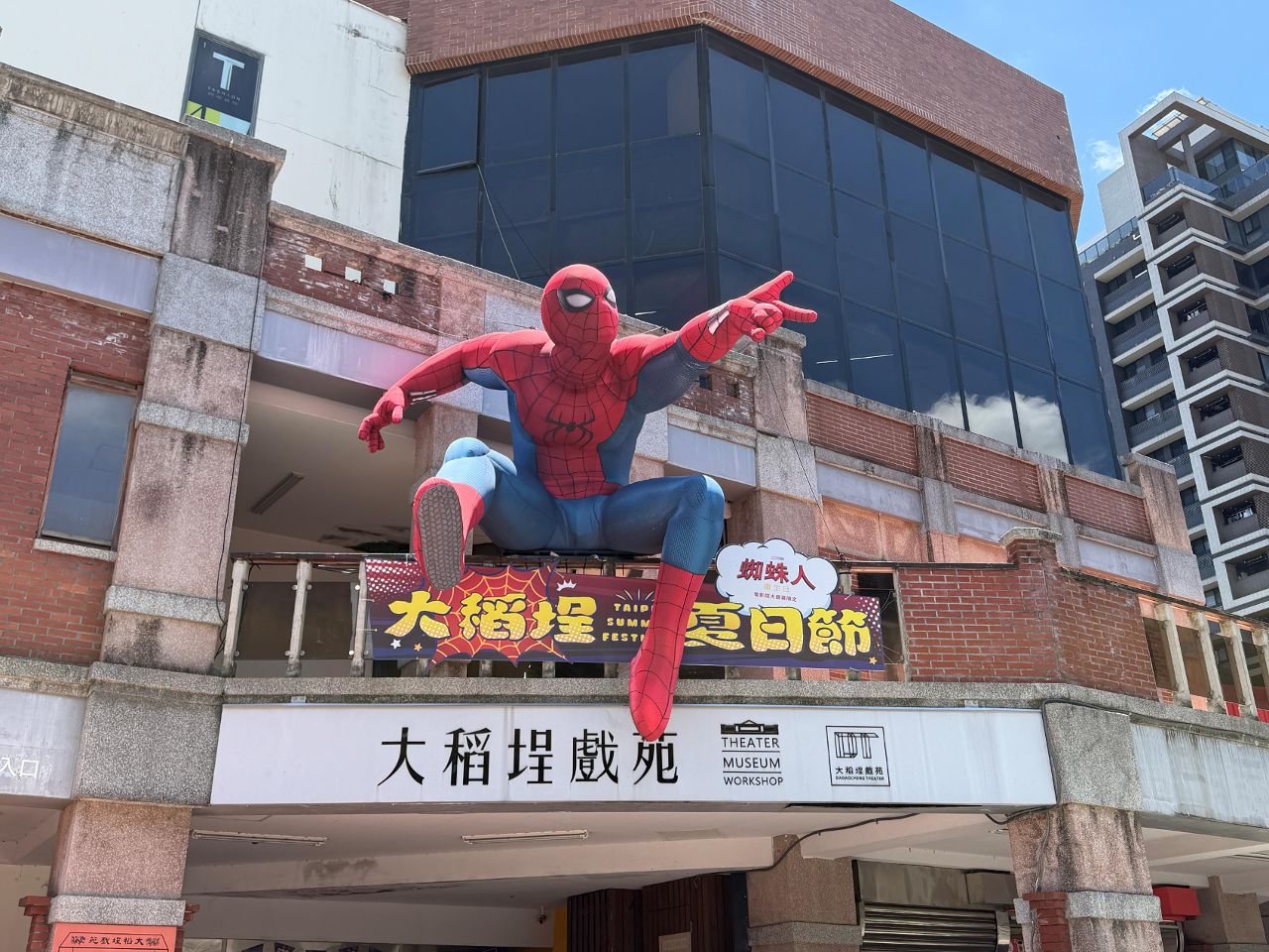 蜘蛛人降臨台北大稻埕! 9公尺巨型氣偶現身,河岸煙火、無人機秀一次看