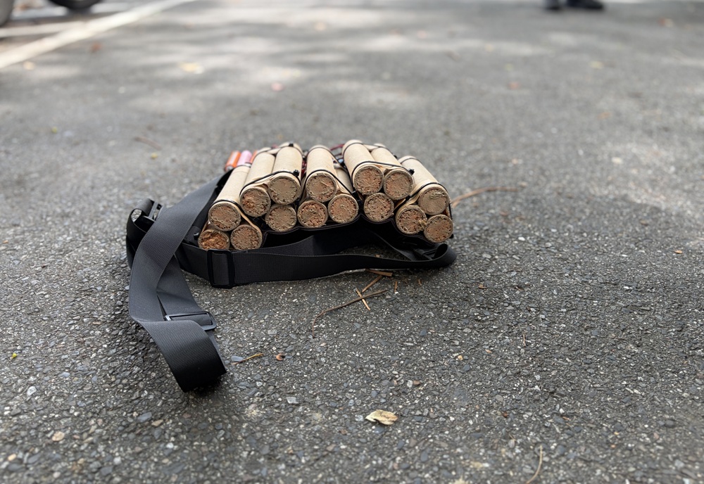 黑色提袋疑藏煙火爆裂物 黑衣男企圖闖新北議長服務處被逮 107 cnews204260725a03