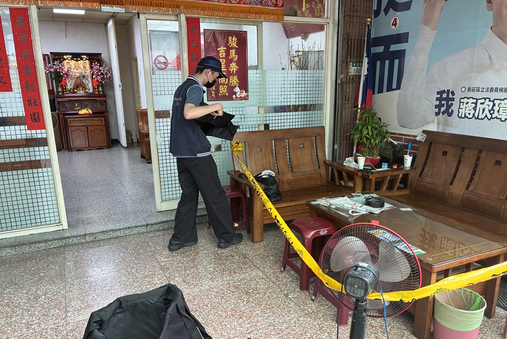 黑色提袋疑藏煙火爆裂物 黑衣男企圖闖新北議長服務處被逮 108 cnews204260725a01