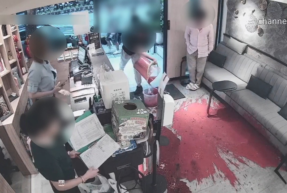 疑前股東欠6000萬元 知名按摩店被潑漆恐嚇警共逮8人 21 cnews204260725a05