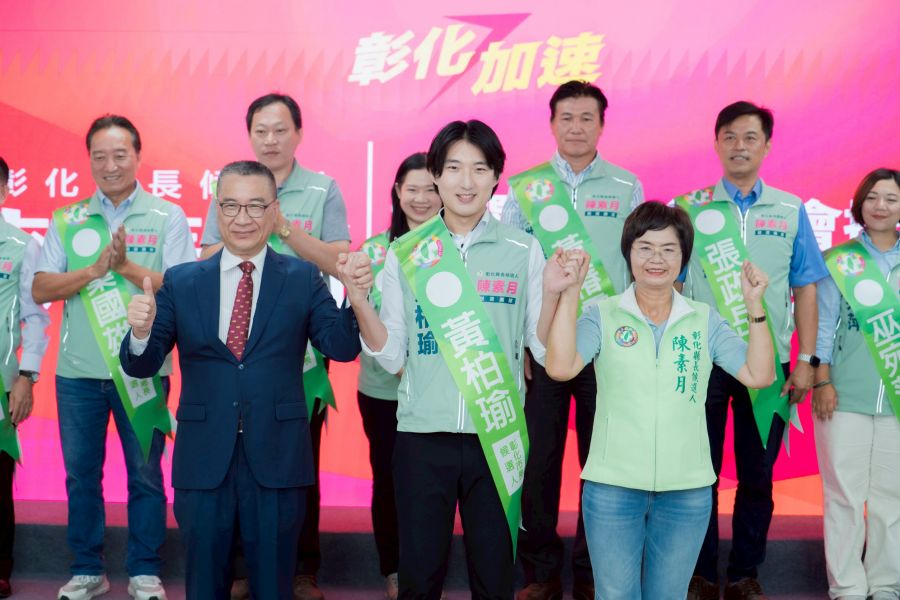 民進黨彰化縣成軍大會  徐國勇為陳素月及所有參選人披彩帶