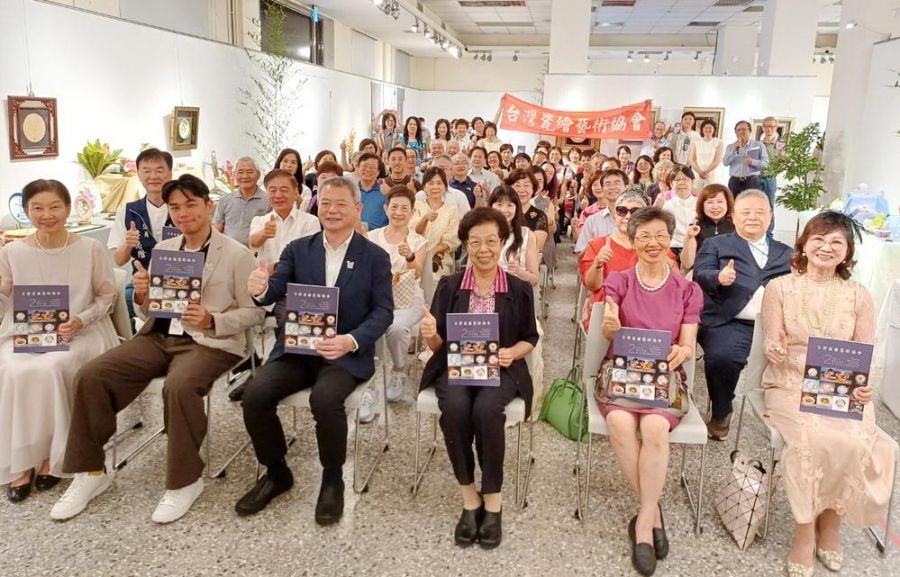 台灣瓷繪藝術協會會員聯展開幕 逾百件作品呈現藝術細膩之美