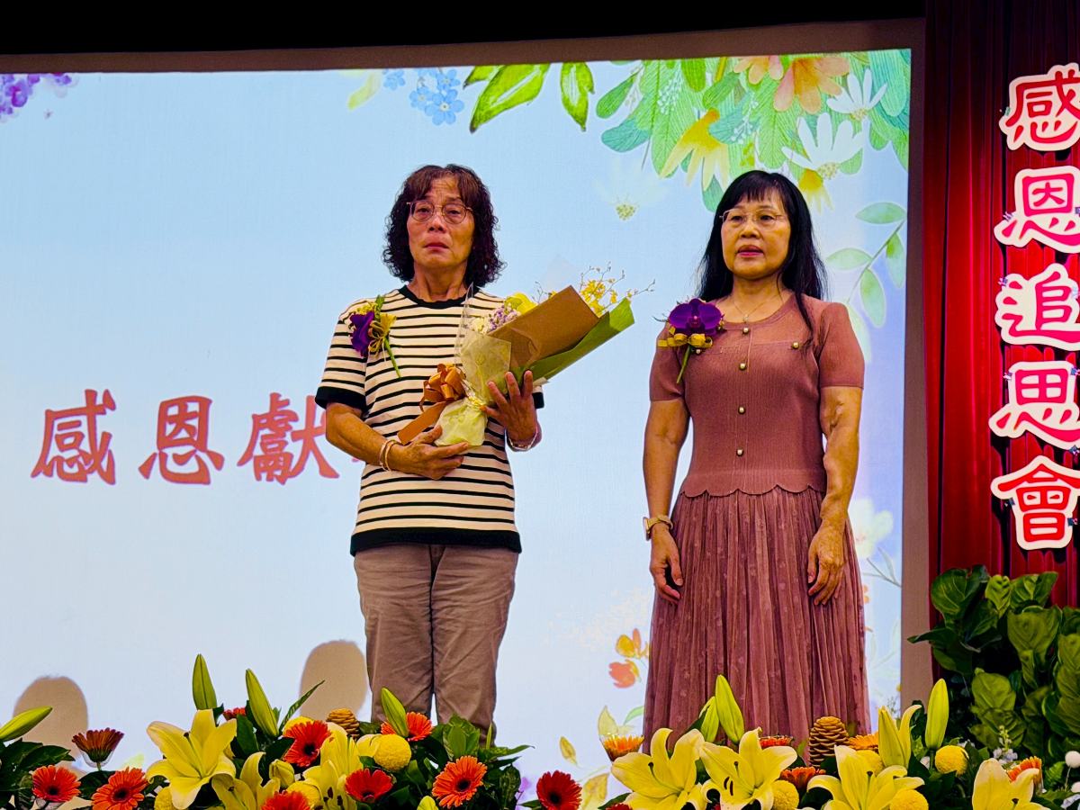 ▲捐贈者之妻林太太(左)與腎臟受贈者林女士(右)於追思會中相見,受贈者當面向捐贈者家屬表達最深感謝,感念大愛捐贈讓自己重獲健康、迎向第二人生,場面溫馨感人。