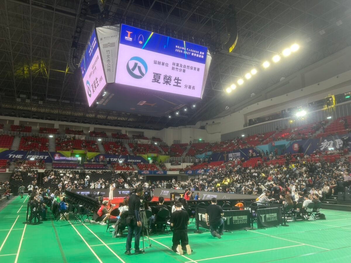 ▲林業及自然保育署新竹分署長夏榮生親自蒞臨「臺日桌球聯賽」現場，期許透過運動賽事推廣臺灣國產材的永續價值與多元跨域應用。