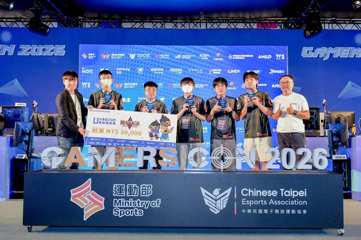 ▲萬能科大-VNU萬能雄獅獲獎後與主辦單位代表合照。