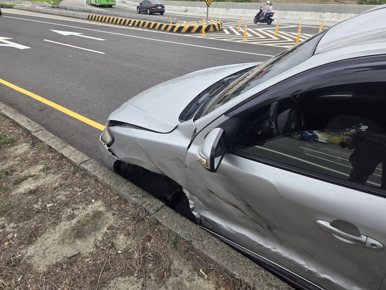 車撞分隔島「輪胎飛了」!彰化一移工毒駕被逮 - https://www.watchmedia01.com