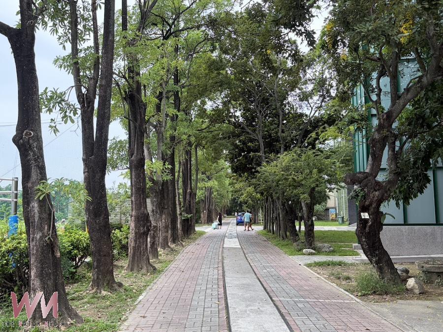 全台唯一校內具有鐵道與平交道、方城建築群、綠草如茵，特殊而美麗景觀的國立東石高中。（圖/記者陳惲朋攝）