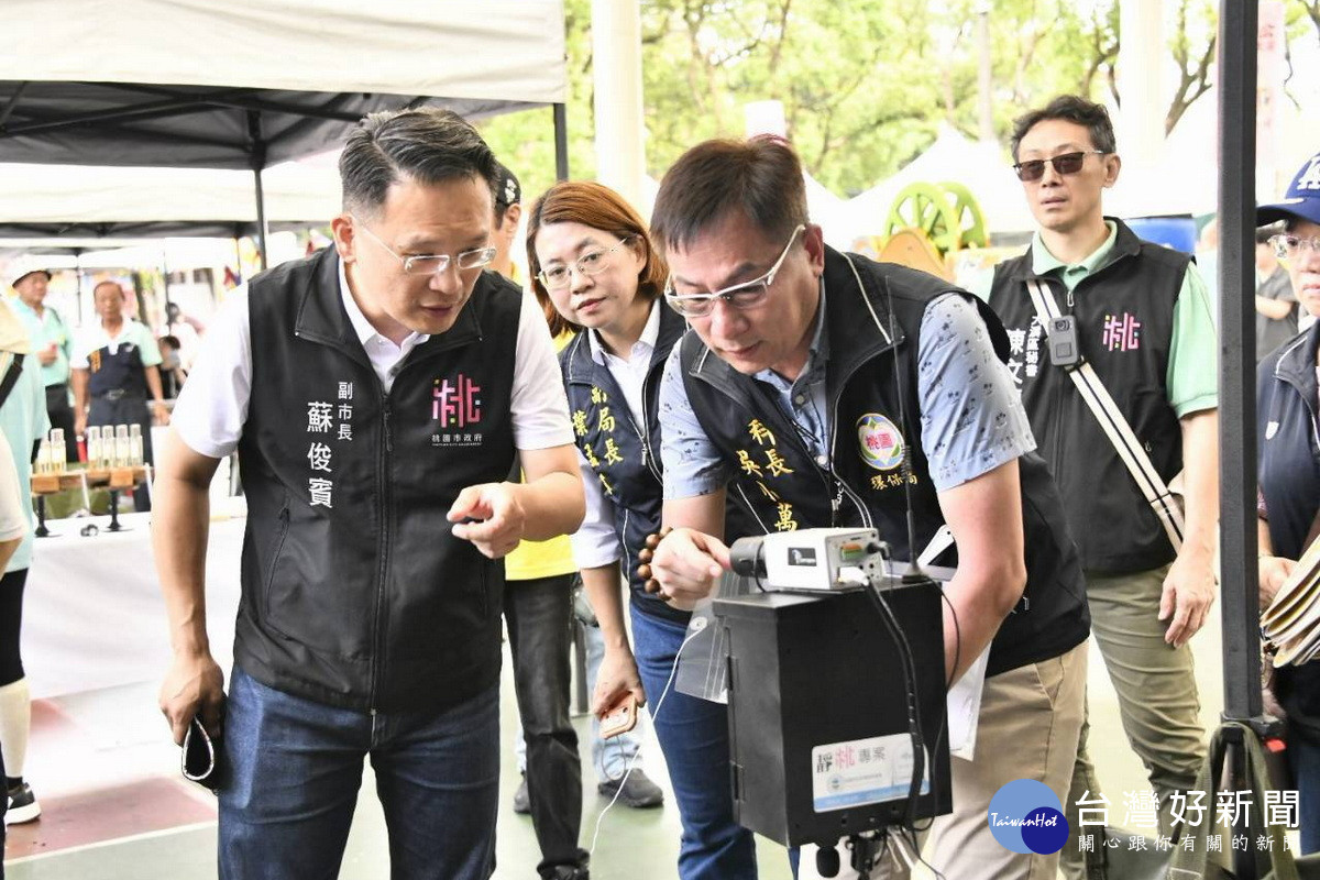 桃園市副市長蘇俊賓查看環保局所推動的「自主檢核表」制度。<br /><br /> 