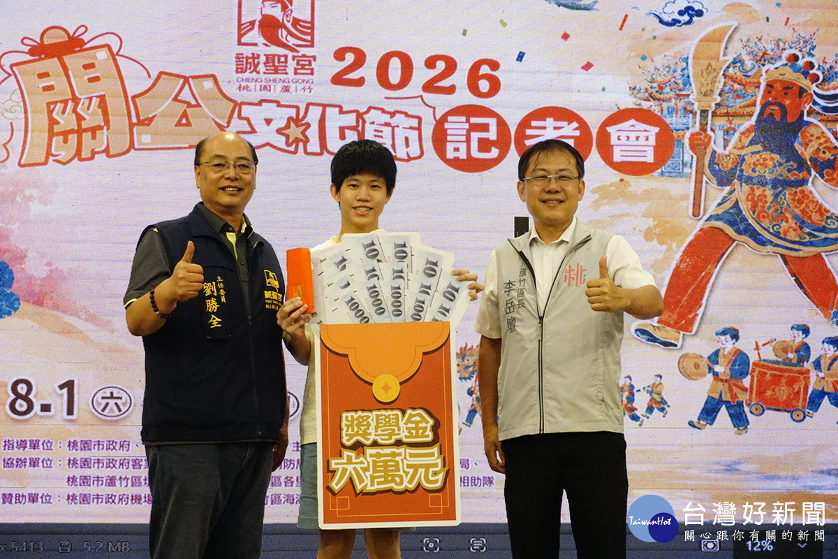 李岳壇區長與劉勝全頒發國中會考獲得5A10+及作文六級分的2位學生代表獎助學金各6萬元。<br /><br />