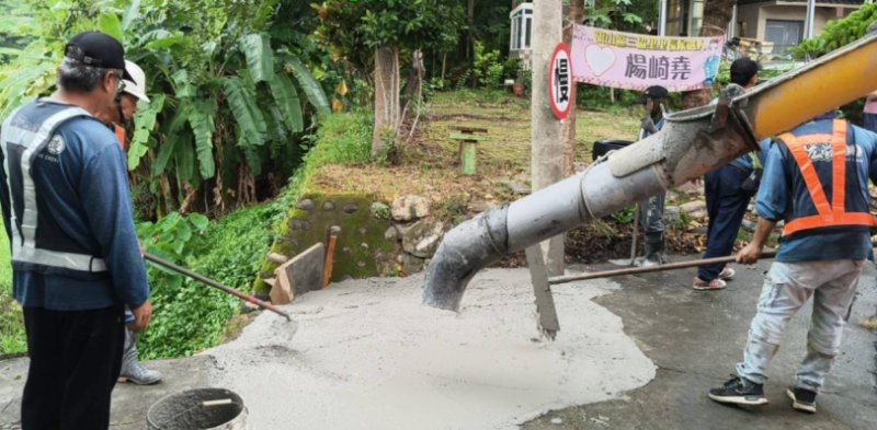 花旗山莊路面掏空電桿倒 楊崎堯獲報搶修居民安心