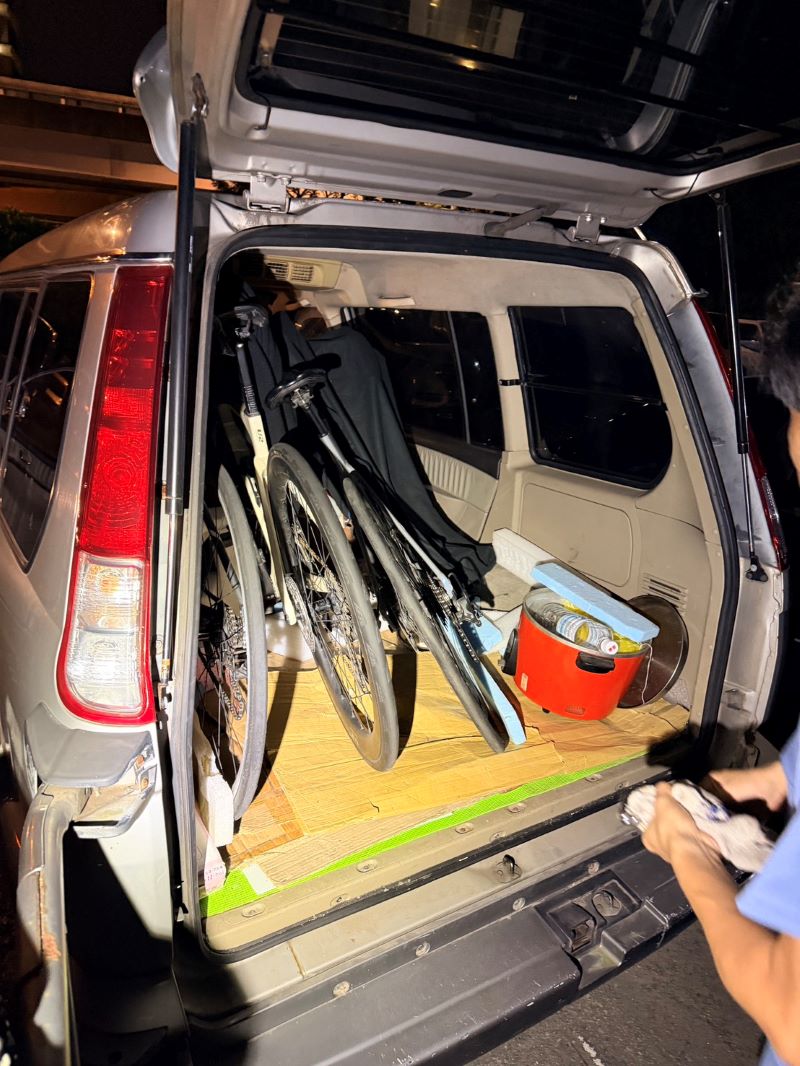 專挑未上鎖高價單車下手 永和警循線逮2嫌起回4輛失車 21 《圖說》貨車後車廂查獲3輛遭竊腳踏車。〈永和分局提供〉