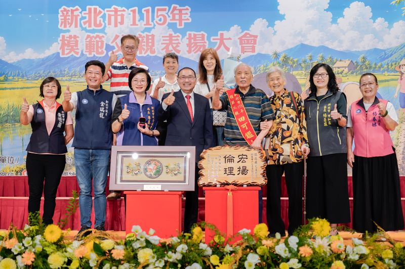 新北表揚模範父親 百歲父親精神矍鑠健步領獎 33 《圖說》侯友宜市長表揚今年度最年長模範父親中和區田可鑑。〈社會局提供〉