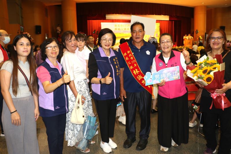 新北表揚模範父親 百歲父親精神矍鑠健步領獎 34 《圖說》社會局長李美珍祝賀蘆洲區原住民林誠忠當選模範父親,右2為楊春妹議員。〈社會局提供〉