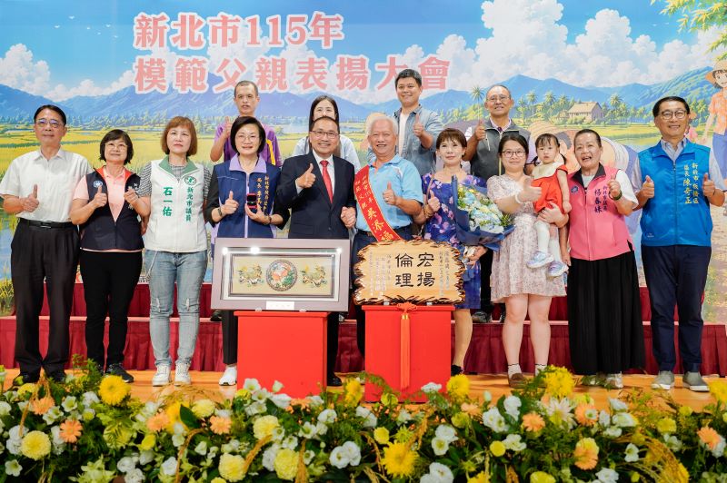 用愛守護家庭也回饋社會 新北3位模範父親動人的愛 57 《圖說》板橋區吳添福用寬厚肩膀為腦麻兒撐起一片天,榮獲侯友宜市長頒贈模範父親。〈社會局提供〉