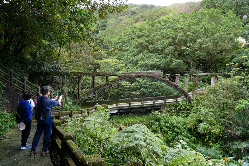 淘金、走讀礦山一次體驗 瑞芳三安社區兩條深度色遊程 57 《圖說》藏身於蓊鬱山林間的「三層橋」,由清代石拱、日治水圳與現代水泥橋交疊而成,跨越三個時代的百年歲月。〈農業局提供〉