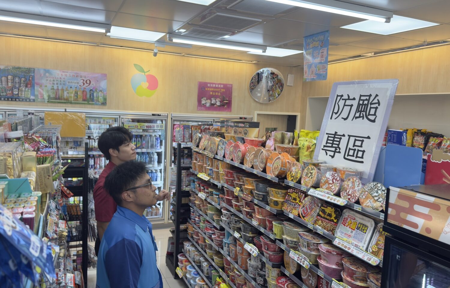 茂林消防隊攜手賣場打造颱風季「防災專區」備戰