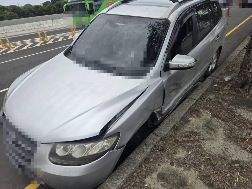 ▲彰化越南移工駕車自撞分隔島,毒品快篩安非他命陽性涉毒駕送辦。(圖/民眾提供)