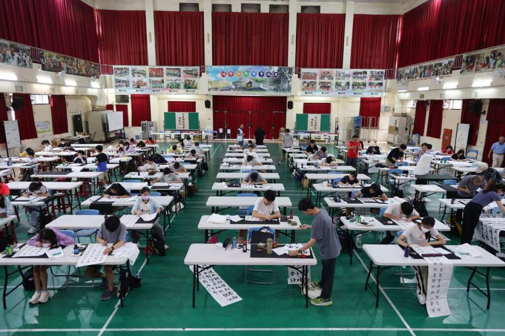 ▲由財團法人上緯諒茶文化基金會主辦的「115年第九屆上緯諒茶獎書法比賽」決賽，25日上午在南投國小禮堂盛大舉行，全國100位自初賽脫穎而出的書法好手齊聚南投，現場揮毫一較高下。