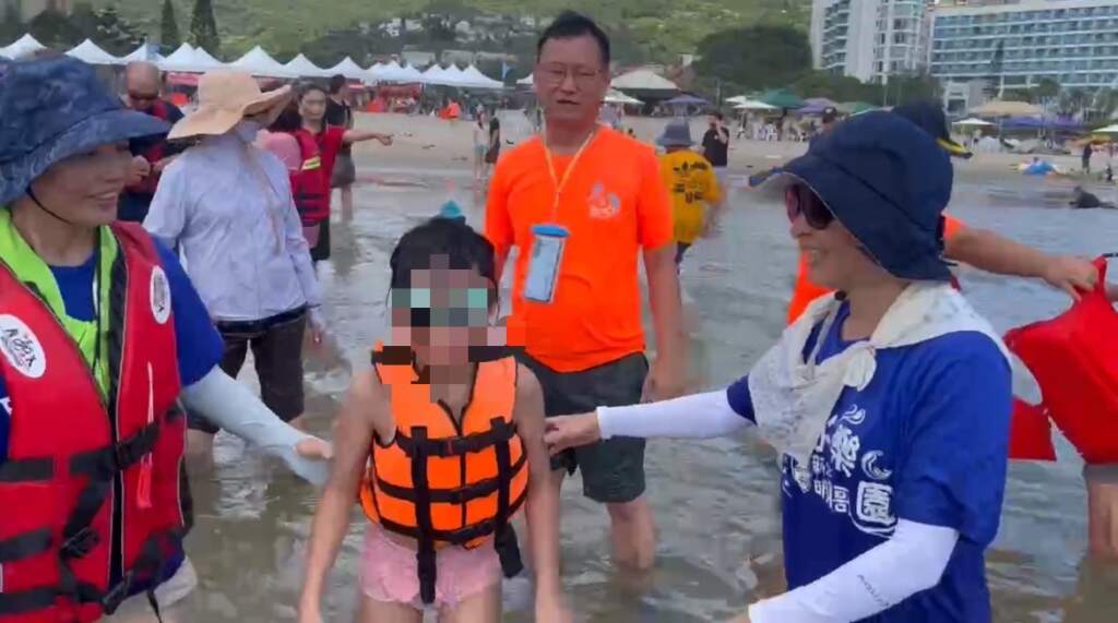 ∆海巡署東部分署楊俊宜副分署長率領海巡同仁全程陪伴參與民眾走向潮間帶,細心協助行動不便者安全體驗海洋。(圖/創海巡署東部分署 提供)
