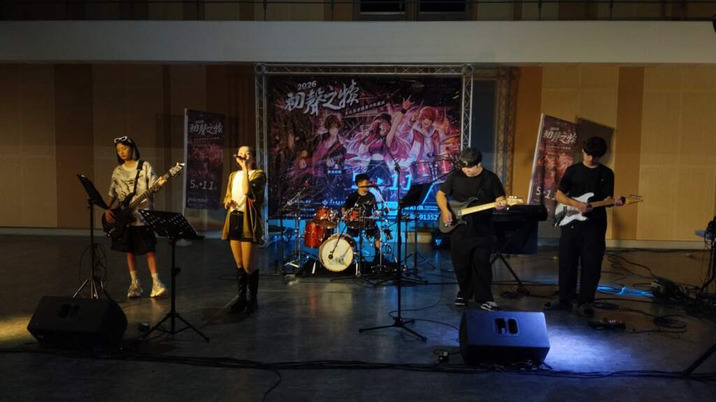 ∆標竿團體「葉來夜美」,以搖滾樂音點燃舞台,讓夜晚在強勁節奏中持續升溫,引領花東青少年展現表演藝術熱情。(圖/記者陳志強 攝)