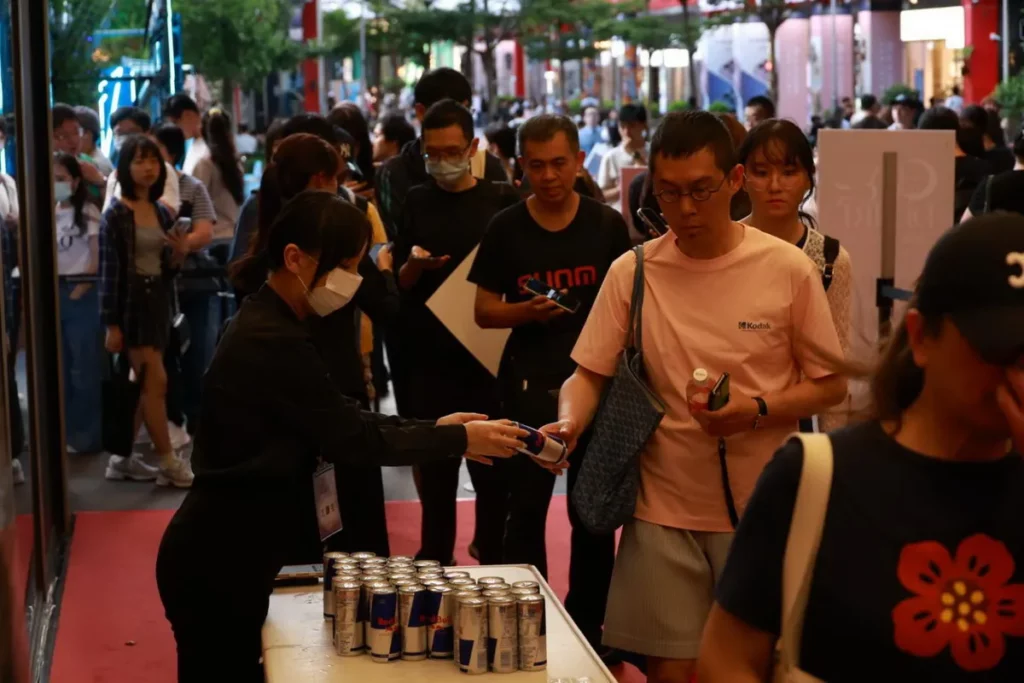 微風南山之夜等候排隊入場的民眾。