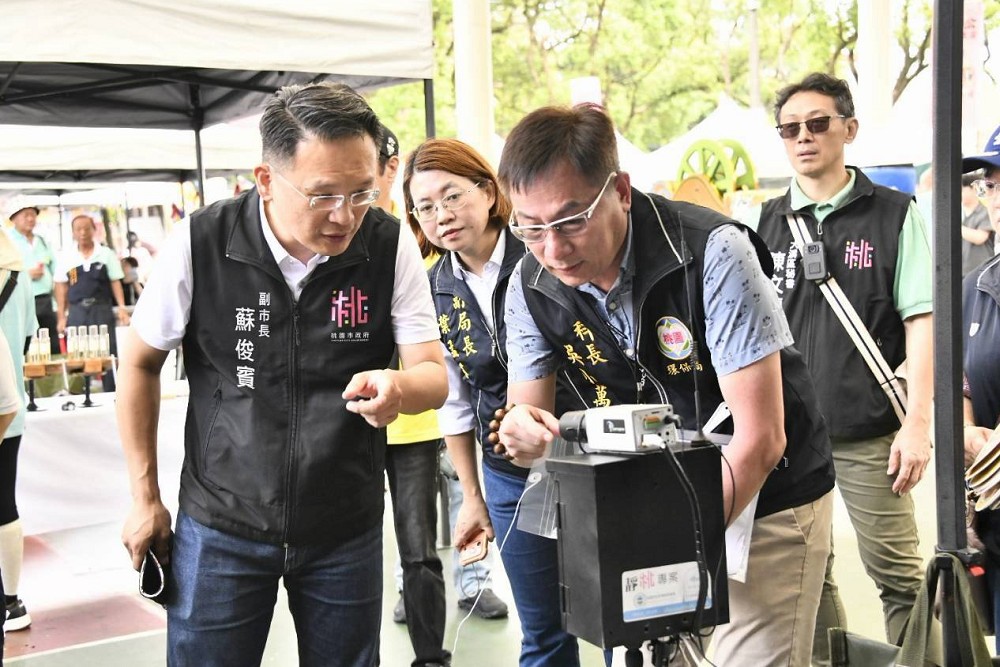 遊行車隊自主監控噪音、空品 蘇俊賓盛讚:大溪大禧首創「環保友善遶境」 200 遊行車隊自主監控噪音、空品 蘇俊賓盛讚:大溪大禧首創「環保友善遶境」 199